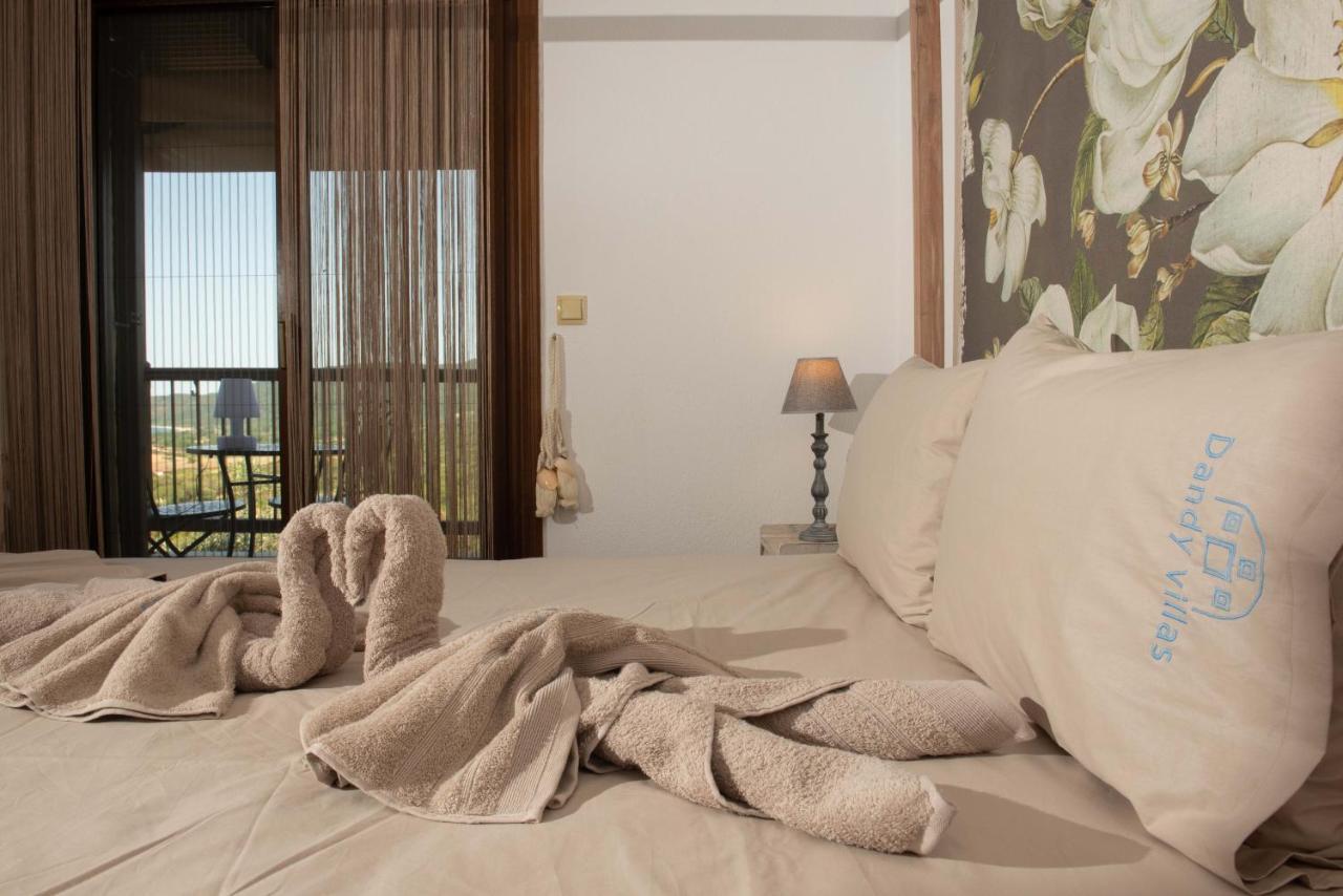 Dandy Villas - Private - Pool - Parking - Cellar Nea Roda Esterno foto